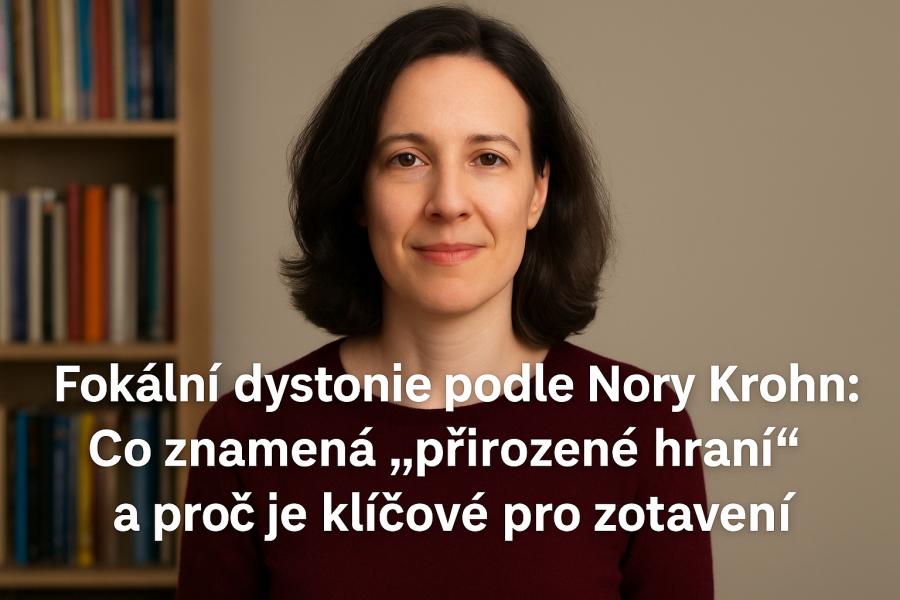 Portrétní fotografie Nory Krohn v domácím prostředí, sedící před policí s knihami. Nora se dívá přímo do kamery a video doprovází český titulek o významu přirozeného hraní při zotavení z fokální dystonie. Vytvořil Chat GPT