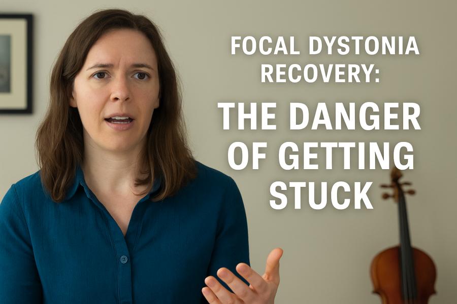 Ilustrace violistky hovořící o zotavení z fokální dystonie, s textem ‚The Danger of Getting Stuck‘ a violou v pozadí. Vytvořil Chat GPT