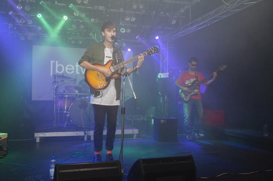 Koncert kapely Betwind na Melodce v Brně, Michal v popředí, Zbyněk po pravé straně, září 2019
